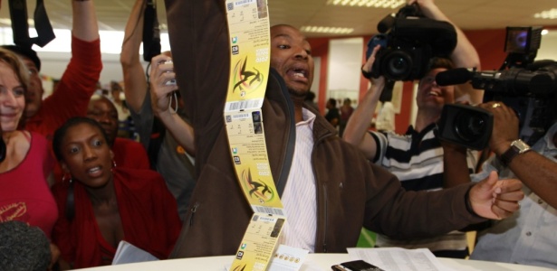 Sul-africano comemora a compra de ingressos para a Copa do Mundo de 2010