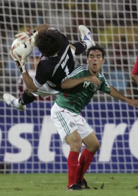 O goleiro Claudio Bravo disputa 
bola com o mexicano Omar Bravo