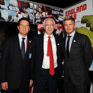 Lorde Triesman ao lado do 
técnico Fabio Capello e de David Beckham em campanha pela Copa 2018