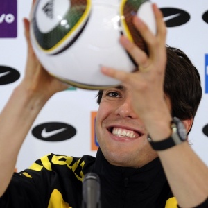 Meia brasileiro Kaká segura a bola  oficial da Copa do Mundo 2010, fabricada por seu patrocinador