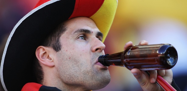 Torcedor alemão bebe cerveja durante a partida contra a Sérvia pela Copa do Mundo