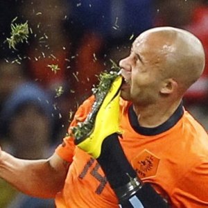 Cáceres, do Uruguai, acertou o rosto 
de De Zeeuw; exames descartaram fratura no jogador holandês