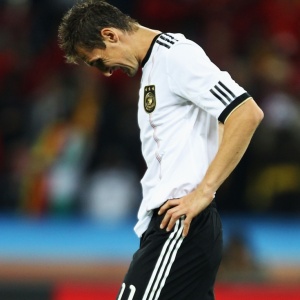 Miroslav Klose  lamenta a derrota da seleção alemã para a Espanha na semifinal da Copa  do Mundo