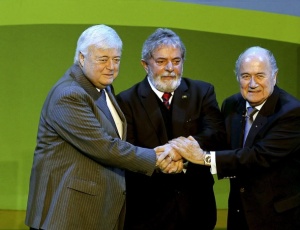 Lula ao lado de Ricardo Teixeira e Joseph Blatter; ex-presidente poderia ser solução para a Fifa
