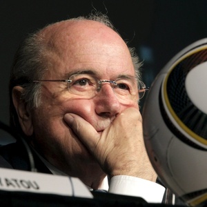 Joseph Blatter promete renovação no quadro de árbitros da Fifa após polêmicas na Copa do Mundo