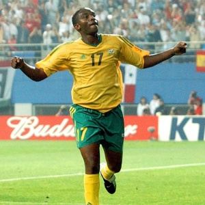 O sul-africano McCarthy comemora seu gol durante partida contra a Espanha na Copa do Mundo-2002