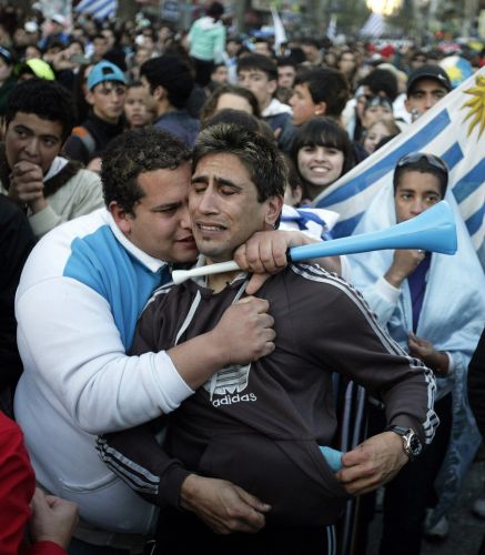 Euforia, vibração, desespero e decepção marcaram as reações das torcidas do Uruguai em Montevidéu e da Alemanha em Berlim