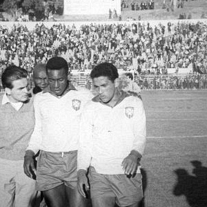 Garrincha e Pel deixam o campo aps empate sem gols entre Brasil e Tchecoslovquia em 1962