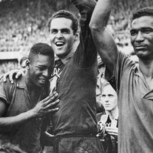 Pelé chora no peito de Gilmar: o Brasil era campeão do mundo pela primeira vez