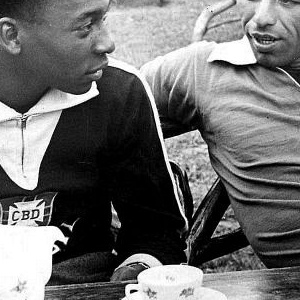 Pelé e Vavá tomam chá durante a concentração da seleção brasileira na Suécia