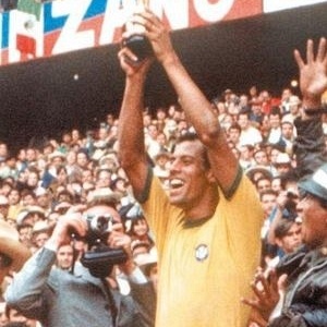 Carlos Alberto Torres ergue a taça da conquista da Copa do Mundo-1970 - Foto: Arquivo/Folha Imagem