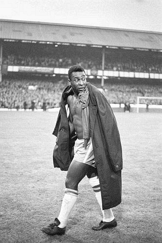 Pelé foi caçado por adversários na Copa de 1966 e não conseguiu render o esperado