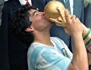 Capito da Argentina e heri do ttulo mundial de 1986, Diego Maradona beija a taa da Fifa