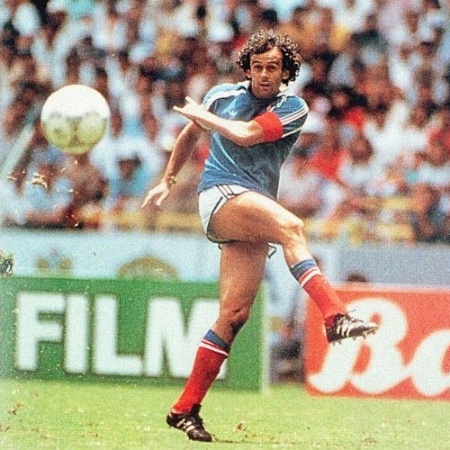 Michel Platini tenta toque de habilidade em jogo da seleção francesa - Arquivo/Folha Imagem