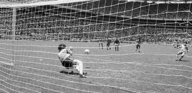 O francês Bats defende pênalti de Zico nas quartas de final da Copa do Mundo de 1986, em Guadalajara