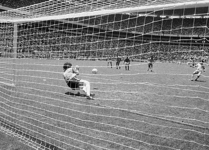 O francês Bats defende pênalti de Zico nas quartas de final da Copa do Mundo de 1986, em Guadalajara