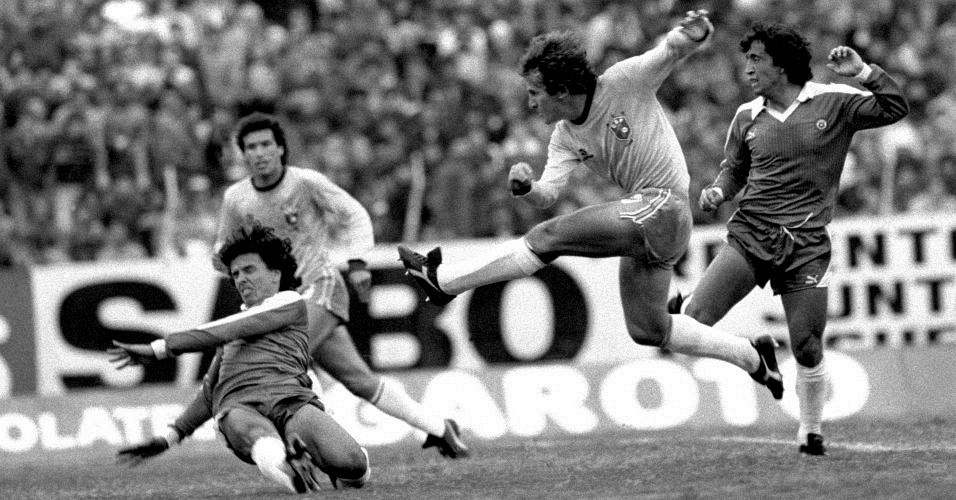 Observado por Careca, Zico tenta finalização em amistoso contra o Chile antes da Copa do Mundo de 1986