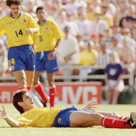 Andrés Escobar (no chão) faz gol contra em jogo que a Colômbia perdeu para os Estados Unidos por 2 a 1 - Arquivo/Reuters