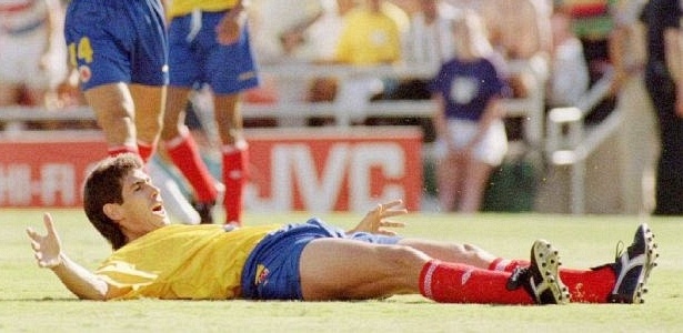 Andrés Escobar após o gol contra que marcou na derrota da Colômbia para os EUA por 2 a 1
