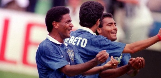 Ao lado de Mazinho e Romário, Bebeto comemora gol brasileiro sobre a Holanda pelas quartas de final da Copa de 1994 - Arquivo/Folha Imagem