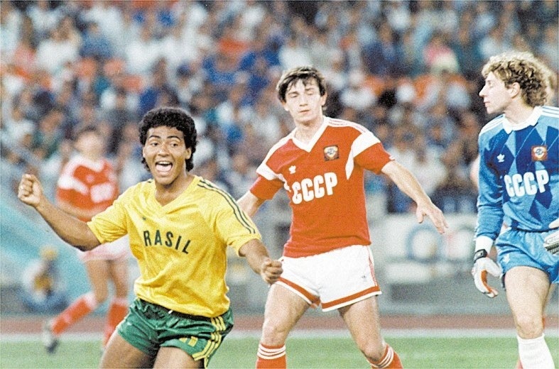 Romário comemora gol no jogo final, em que a seleção brasileira ganha a medalha de prata nas Olimpíadas de 1988
