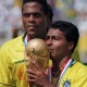 Romário e Dunga comemoram o título mundial, após a seleção brasileira ter vencido a Itália nos pênaltis