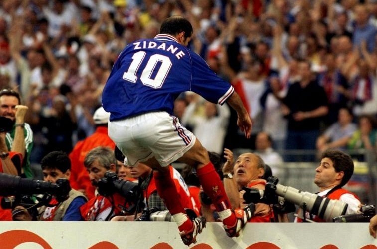 Zidane comemora um de seus gols na vitória da França sobre o Brasil por 3 a 0, na decisão da Copa do Mundo de 1998