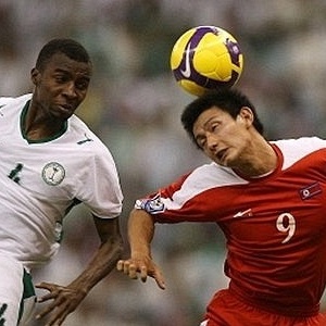 Norte-coreano An Yong Hak ( direita) disputa bola em jogo contra a Arbia Saudita nas eliminatrias