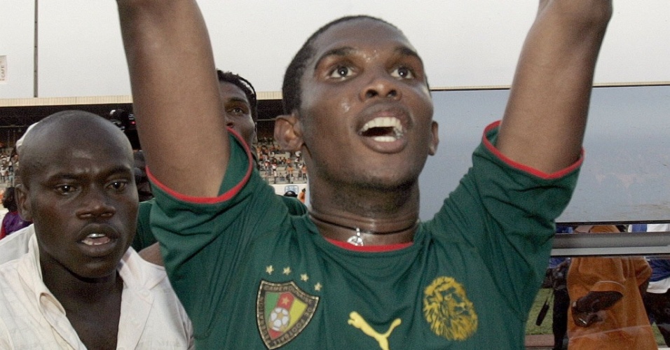 O atacante Samuel Eto'o comemora vitória da seleção de Camarões pelo placar de 3 a 2 sobre a Costa do Marfim