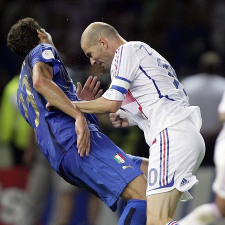 Zidane dá uma cabeçada em Materazzi na final da Copa do Mundo de 2006 - Peter Schols/Reuters
