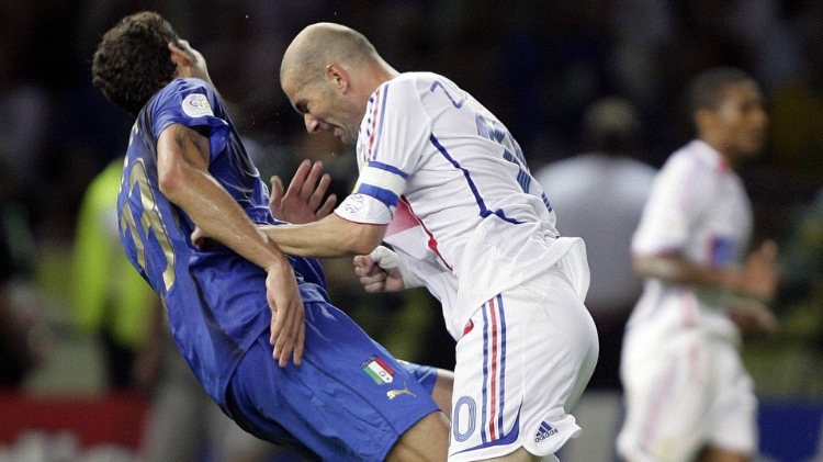 Zidane dá uma cabeçada em Materazzi na final da Copa do Mundo de 2006