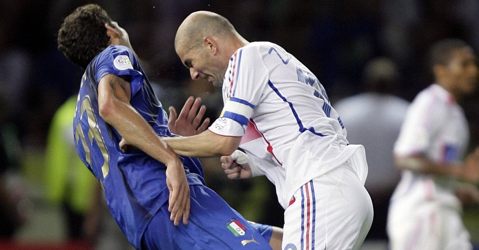 Zidane dá uma cabeçada em Materazzi na final da Copa do Mundo de 2006