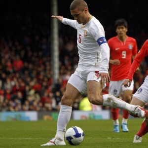 Srvio Nemanja Vidic toca a bola durante amistoso com a Coreia do Sul, em Londres