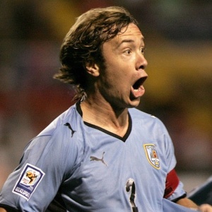 Diego Lugano  uma das armas defensivas da seleo uruguaia para a estreia na Copa do Mundo