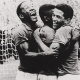Djalma Santos, Pelé e Garrincha comemoram gol contra a Suécia na final da Copa de 1958 - Reprodução