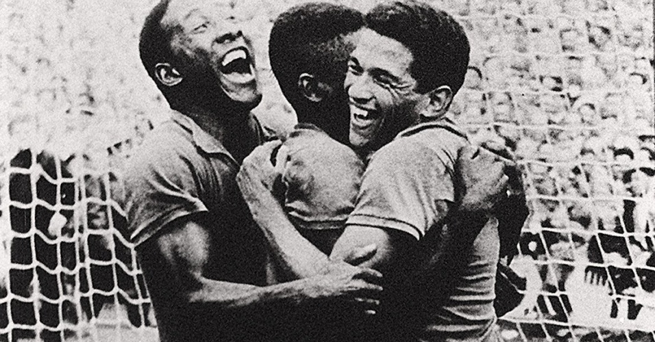 Djalma Santos, Pelé e Garrincha comemoram gol contra a Suécia na final da Copa de 1958