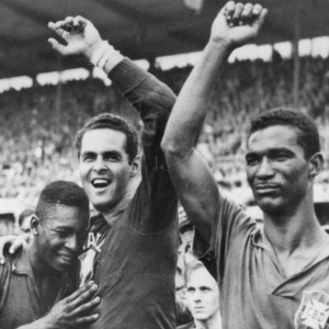 Pel, Gilmar e Didi celebram ttulo em 1958, poca em que jogador de futebol no era profisso