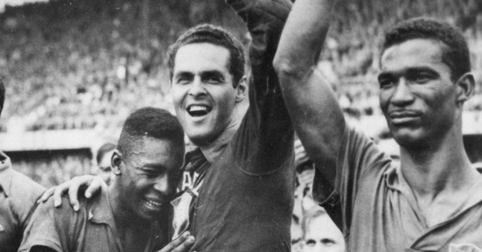 Djalma Santos, Gilmar e Didi comemoram gol contra a Suécia na final da Copa de 1958
