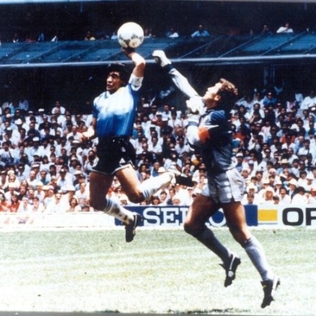 Com a mão, Maradona engana árbitro e abre o caminho para a vitória por 2 a 1 sobre a Inglaterra nas quartas de final da Copa do Mundo de 1986 - Arquivo/Folha Imagem