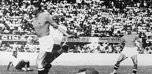 Meazza disputa a bola com a defesa brasileira na semifinal da Copa de 1938