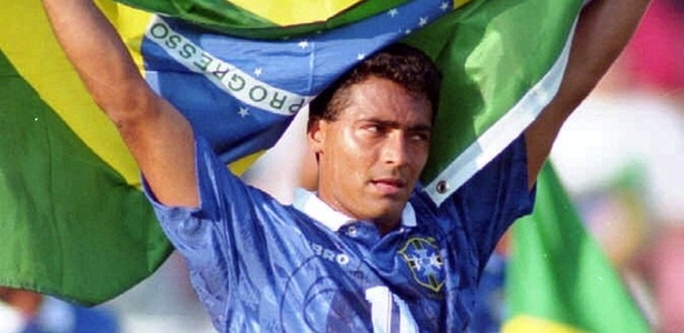 Romário segura bandeira do Brasil após vitória contra a Suécia na semifinal da Copa de 1994