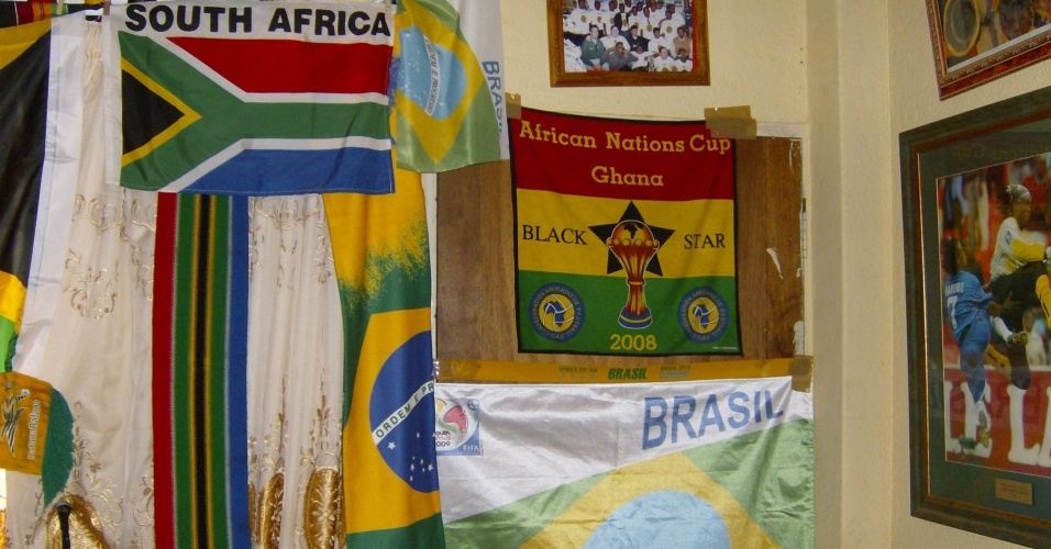 Bandeiras e cachecol do Brasil também compõem o cenário em que se transformou a casa do criador da vuvuzela