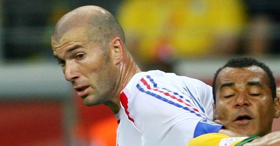 Zidane disputa lance com Cafu na partida entre França e Brasil na Copa de 2006