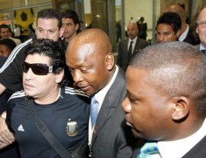 Com forte esquema de segurana, Maradona chega  frica do Sul para vistoriar instalaes para Copa