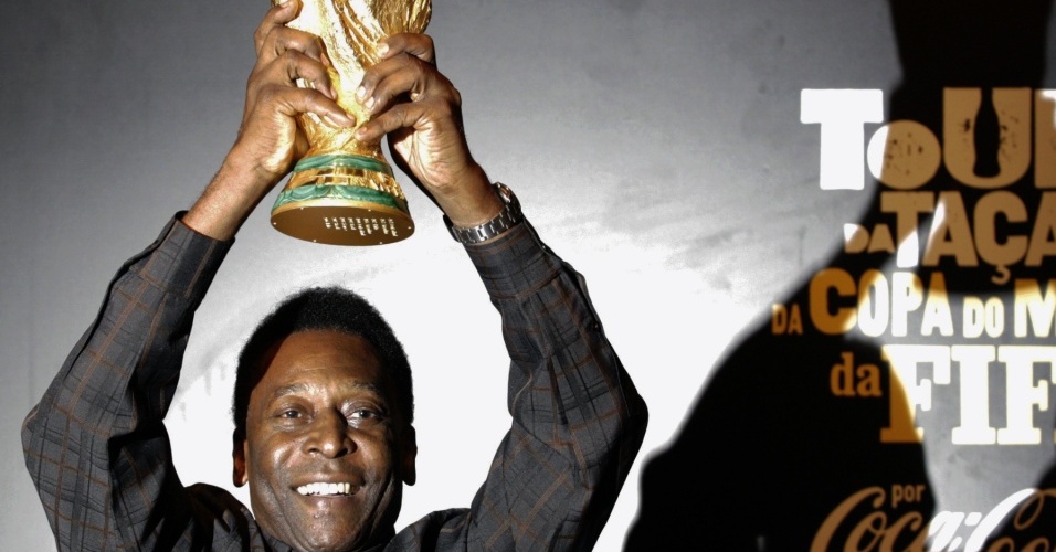 Homenageado no Rio de Janeiro, Pelé posa com a taça da Copa do Mundo