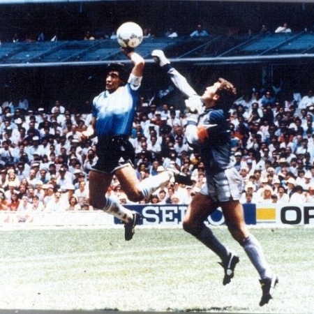 Maradona e o célebre lance da "Mão de Deus" na Copa-1986 - Arquivo/Folha Imagem
