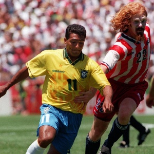 Zagueiro norte-americano Alexi Lalas marca o atacante Romrio, do Brasil, nas oitavas-de-final da Copa do Mundo de 1994, nos Estados Unidos