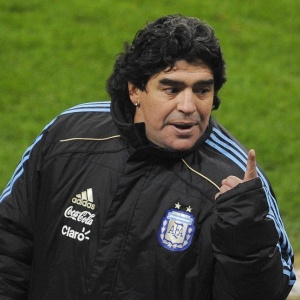 Maradona no escondeu a euforia e colocou a Argentina como uma das candidatas ao ttulo