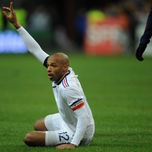 Francs Thierry Henry saiu vaiado na derrota de 2 a 0 para a Espanha no estdio Saint-Denis, em Paris
