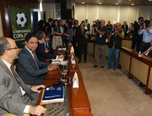 Ministros Luiz Barreto (e), do Turismo, e Orlando Silva (c), do Esporte, durante evento da Copa-2014